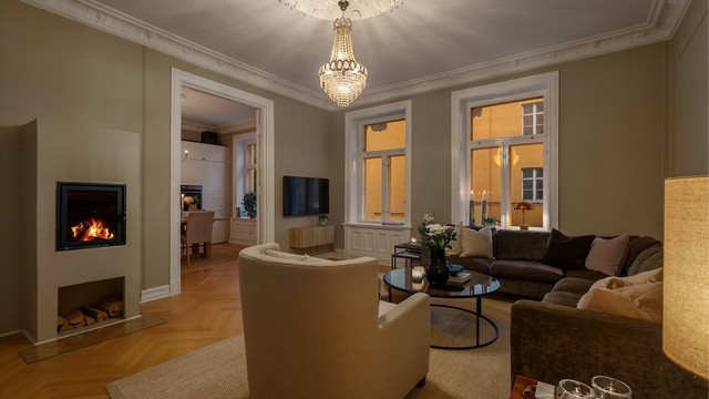 Peisen og den åpne planløsningen skaper en innbydende atmosfære på kveldstid.