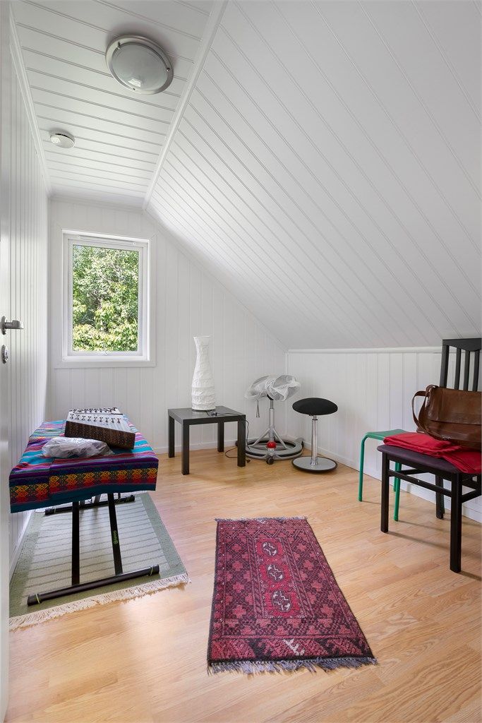 Loftsetasjen har MDF-panel på vegger og i himling.
