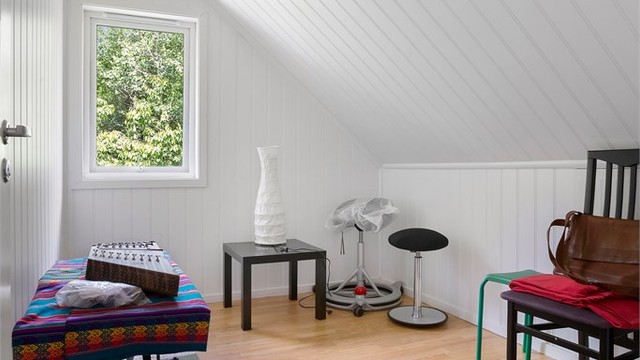 Loftsetasjen har MDF-panel på vegger og i himling.