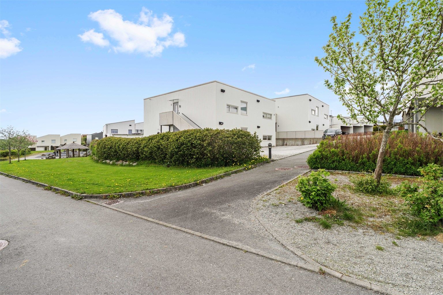 Eiendommen ligger i et veletablert og rolig boligområde.