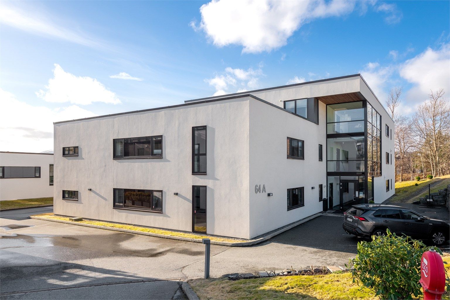 Fasade av blokk av med inngangsparti mot nord