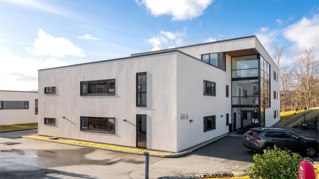 Fasade av blokk av med inngangsparti mot nord