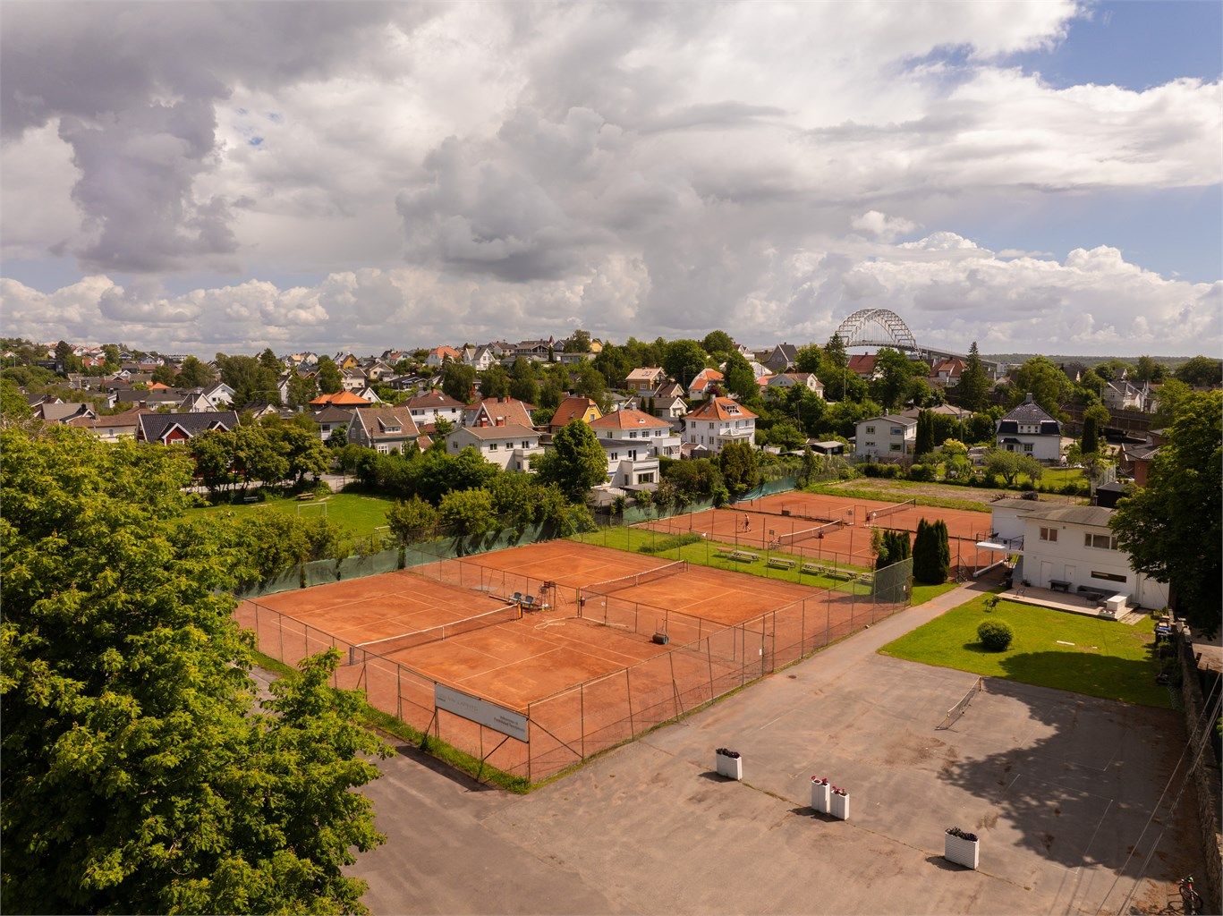Det flotte tennisanlegget ligger et steinkast unna eiendommen. 