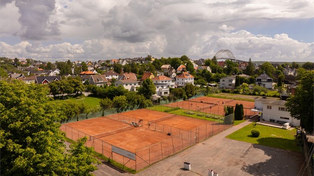 Det flotte tennisanlegget ligger et steinkast unna eiendommen.