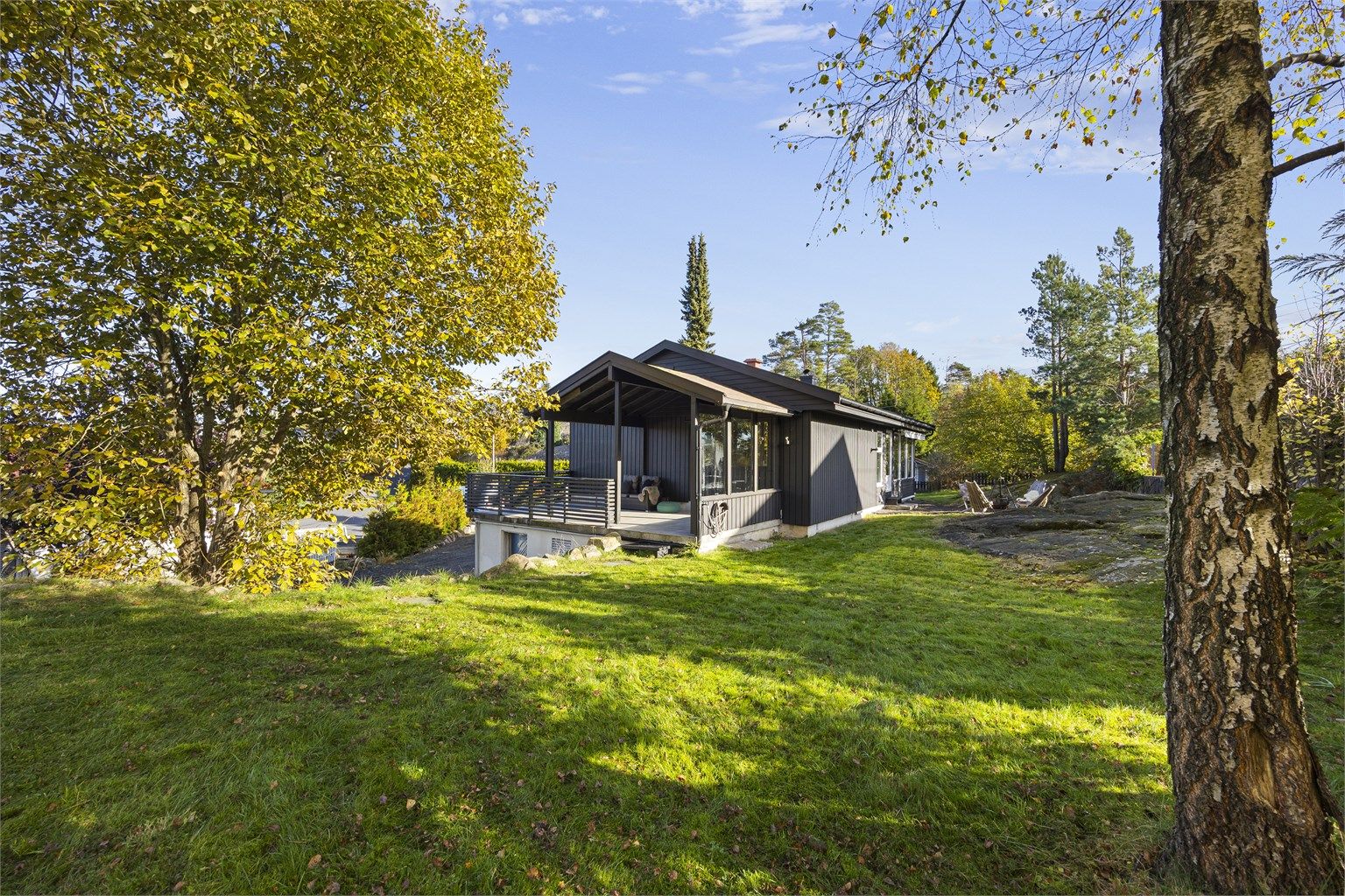 Frittliggende enebolig over to plan med opparbeidet hage og integrert garasje.
Foto: Hallvard Rimereit