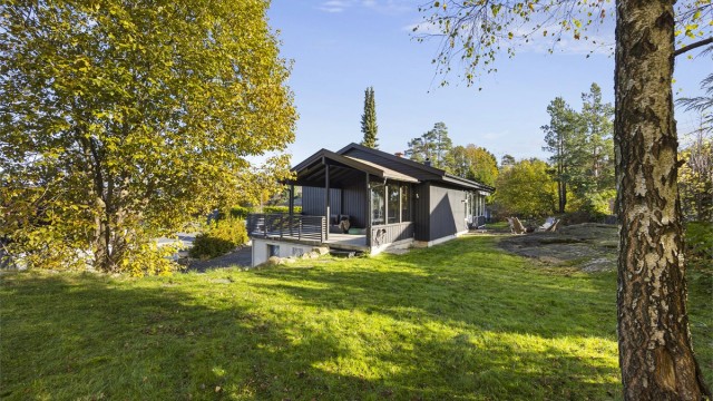 Frittliggende enebolig over to plan med opparbeidet hage og integrert garasje.
Foto: Hallvard Rimereit