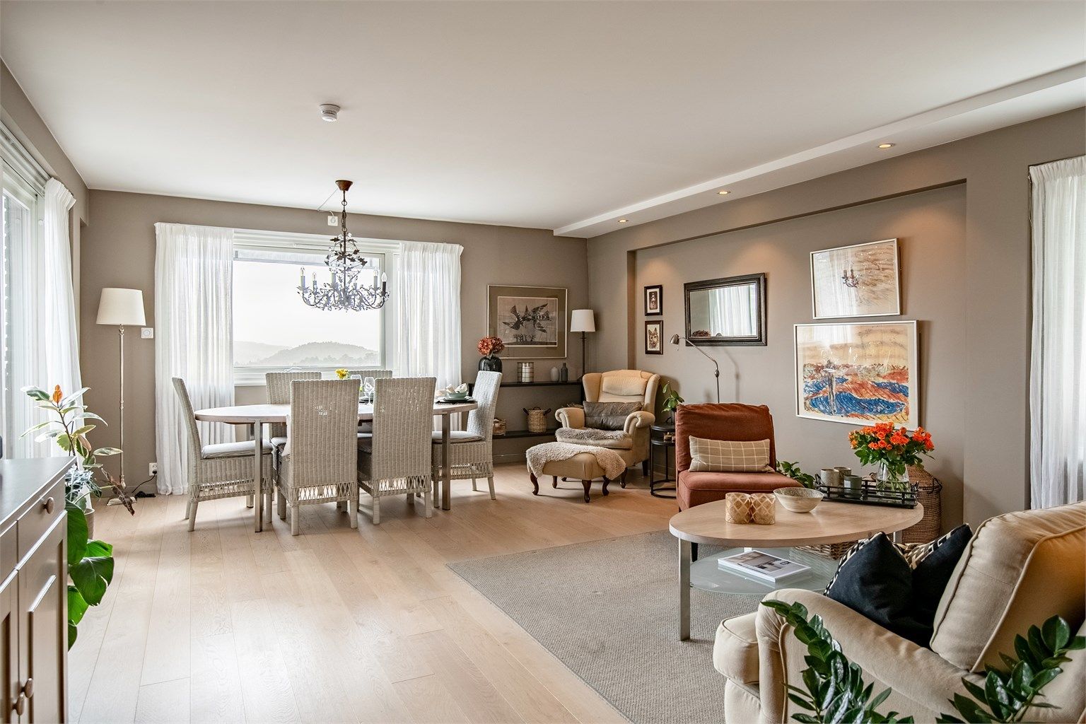 Stuen er romslig og lett å møblere, med god plass til både sofagruppe og spisebord.