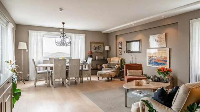 Stuen er romslig og lett å møblere, med god plass til både sofagruppe og spisebord.