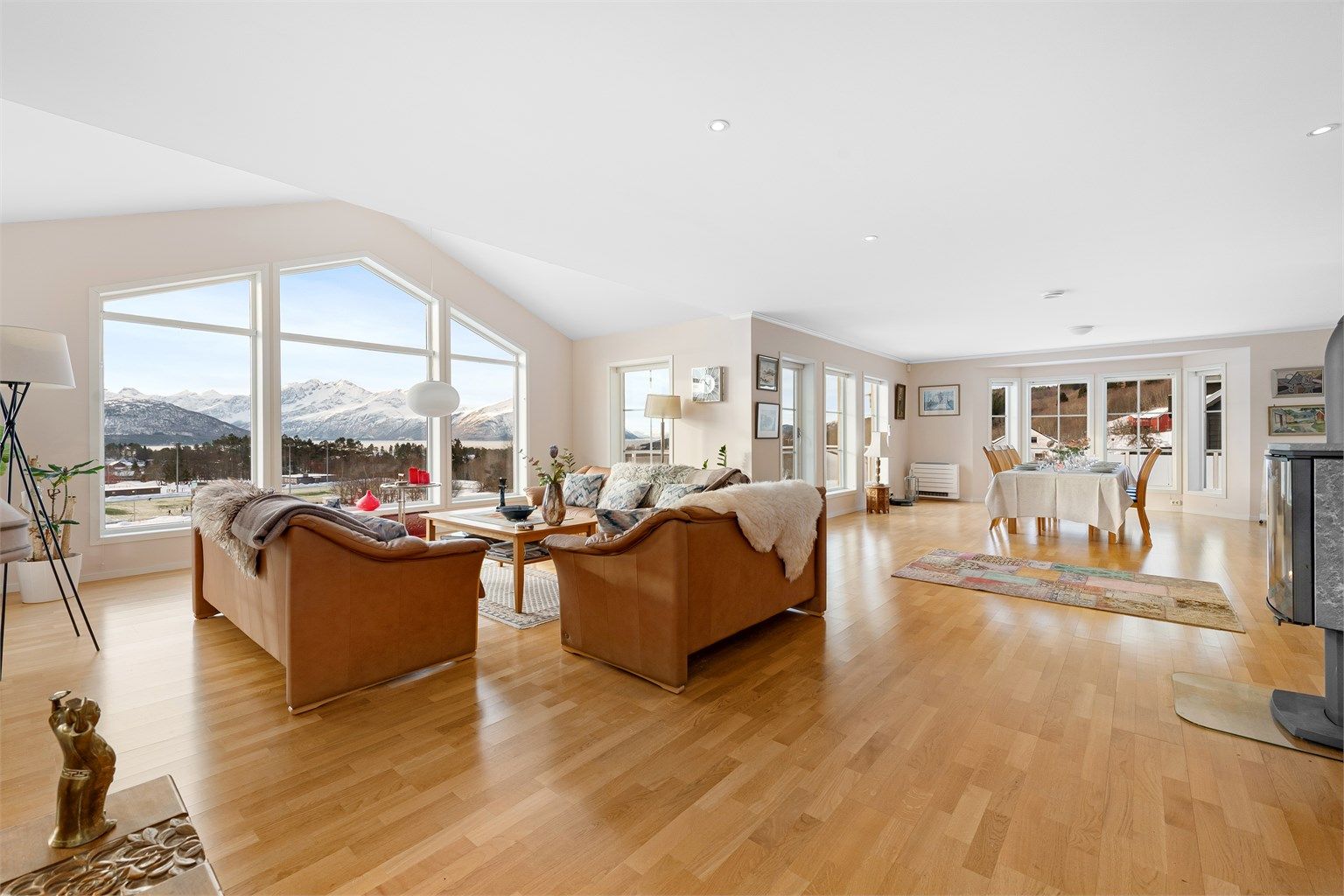 Stuen er et imponerende rom med åpen løsning, god takhøyde og plass til flere sittegrupper.