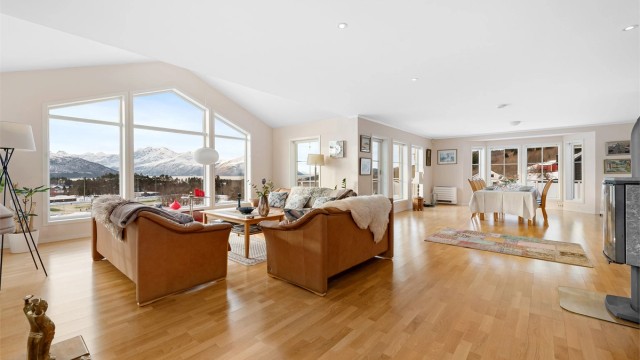 Stuen er et imponerende rom med åpen løsning, god takhøyde og plass til flere sittegrupper.