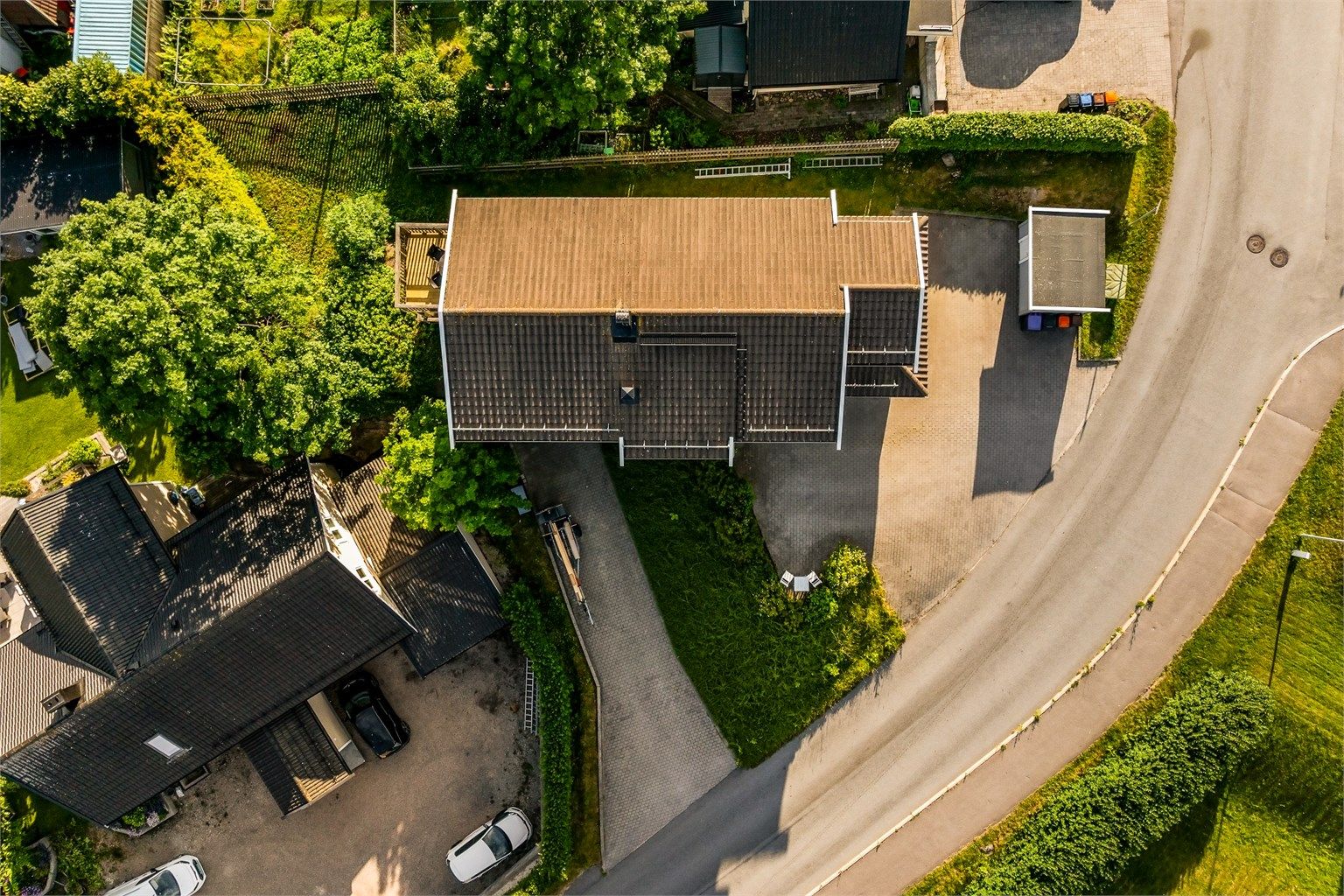 Tomten er pent opparbeidet med steinbelagt innkjørsel og grøntarealer.