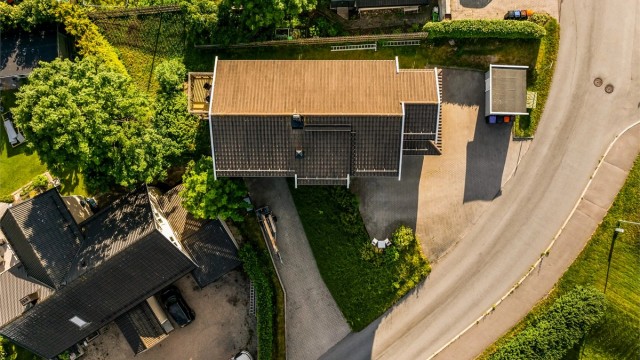 Tomten er pent opparbeidet med steinbelagt innkjørsel og grøntarealer.