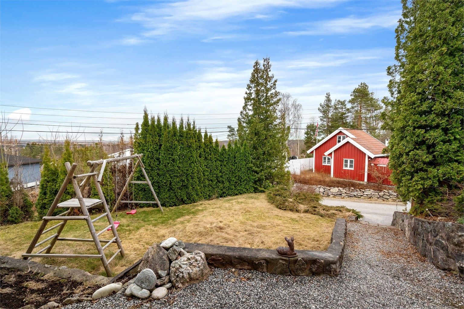 Fra eiendommen er det en kort og trygg spasertur til Auli skole, og nærmeste busstopp er kun få hundre meter unna.