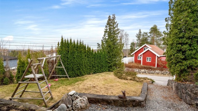 Fra eiendommen er det en kort og trygg spasertur til Auli skole, og nærmeste busstopp er kun få hundre meter unna.