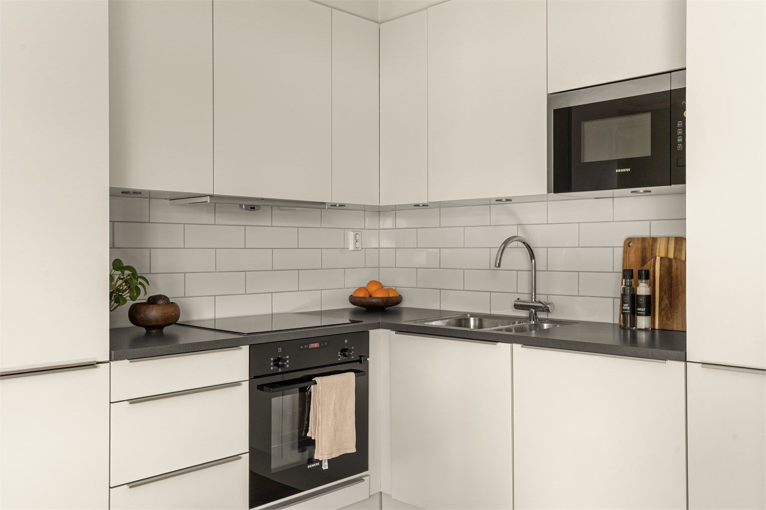 - God oppbevaringsplass i skuffer og skap -