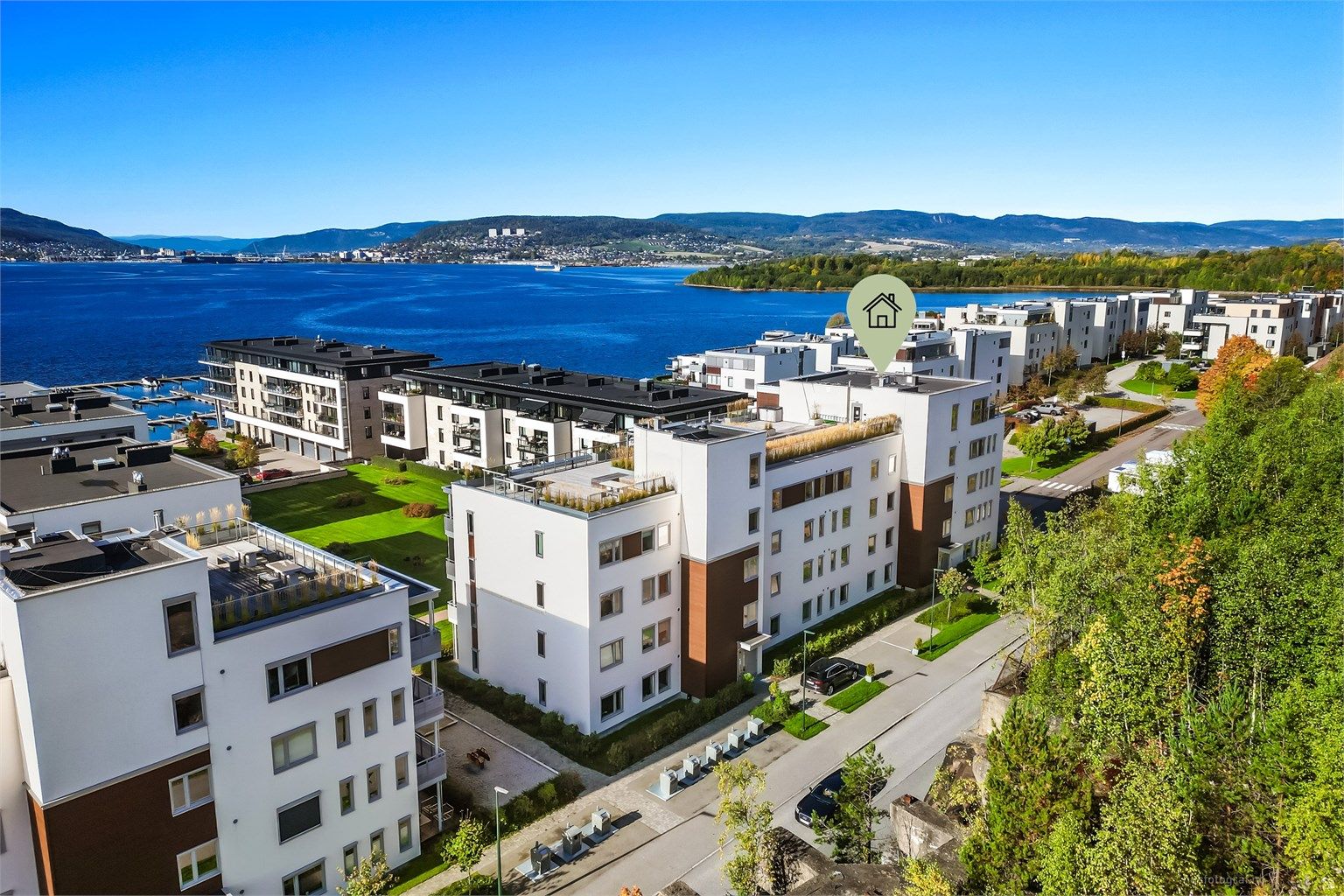 Kort gangavstand til fjorden med felles sandstrender og store grøntarealer.