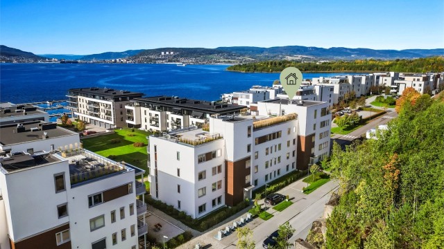 Kort gangavstand til fjorden med felles sandstrender og store grøntarealer.