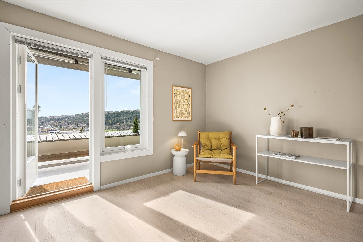 Direkte utgang til den vestvendte terrassen fra stuen.