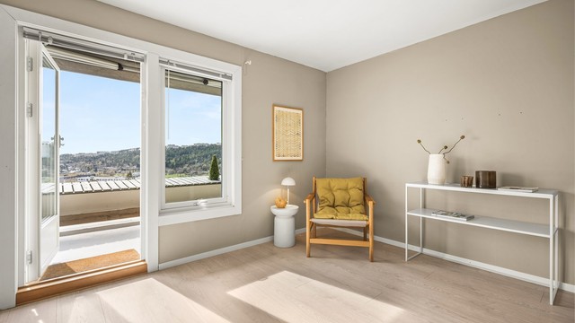 Direkte utgang til den vestvendte terrassen fra stuen.