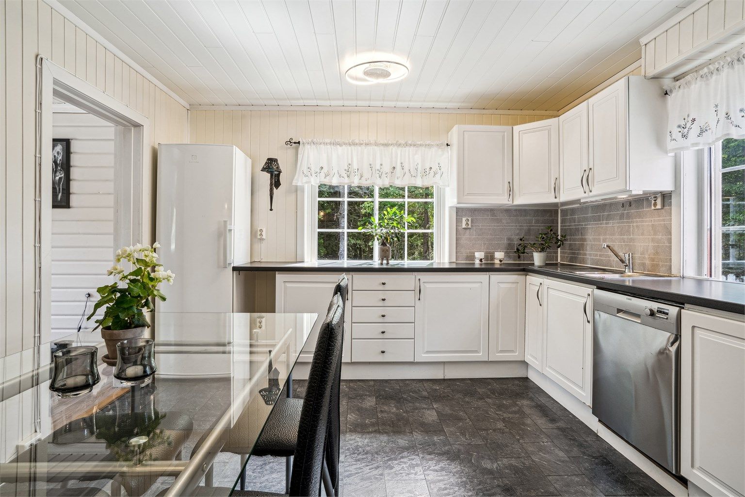 Benkeplate av laminat med nedfelt oppvaskkum med ett-greps armatur