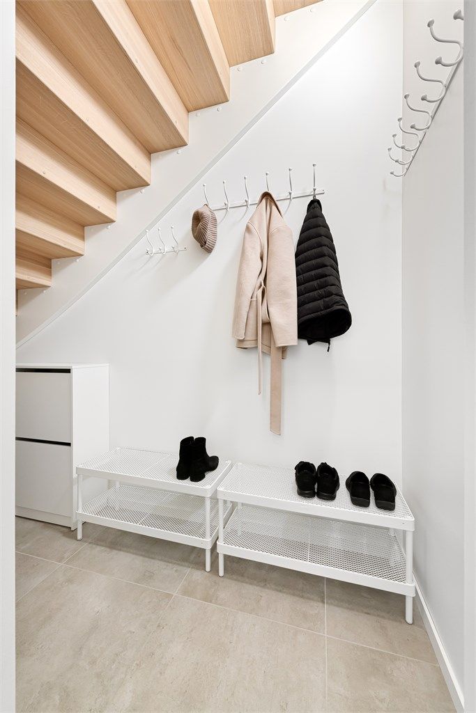 Innvendig garderoberom under trapp til hovedetasjen 