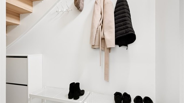 Innvendig garderoberom under trapp til hovedetasjen