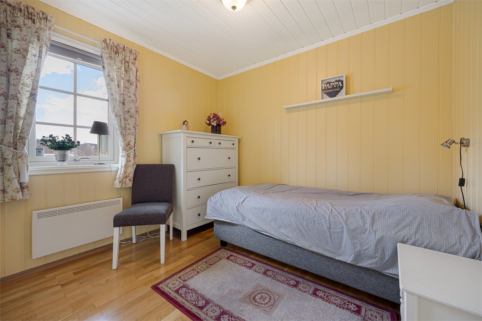 Boligens andre soverom i første etasje, ideelt som barnerom, gjesterom eller kontor.