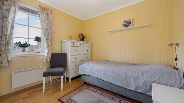 Boligens andre soverom i første etasje, ideelt som barnerom, gjesterom eller kontor.