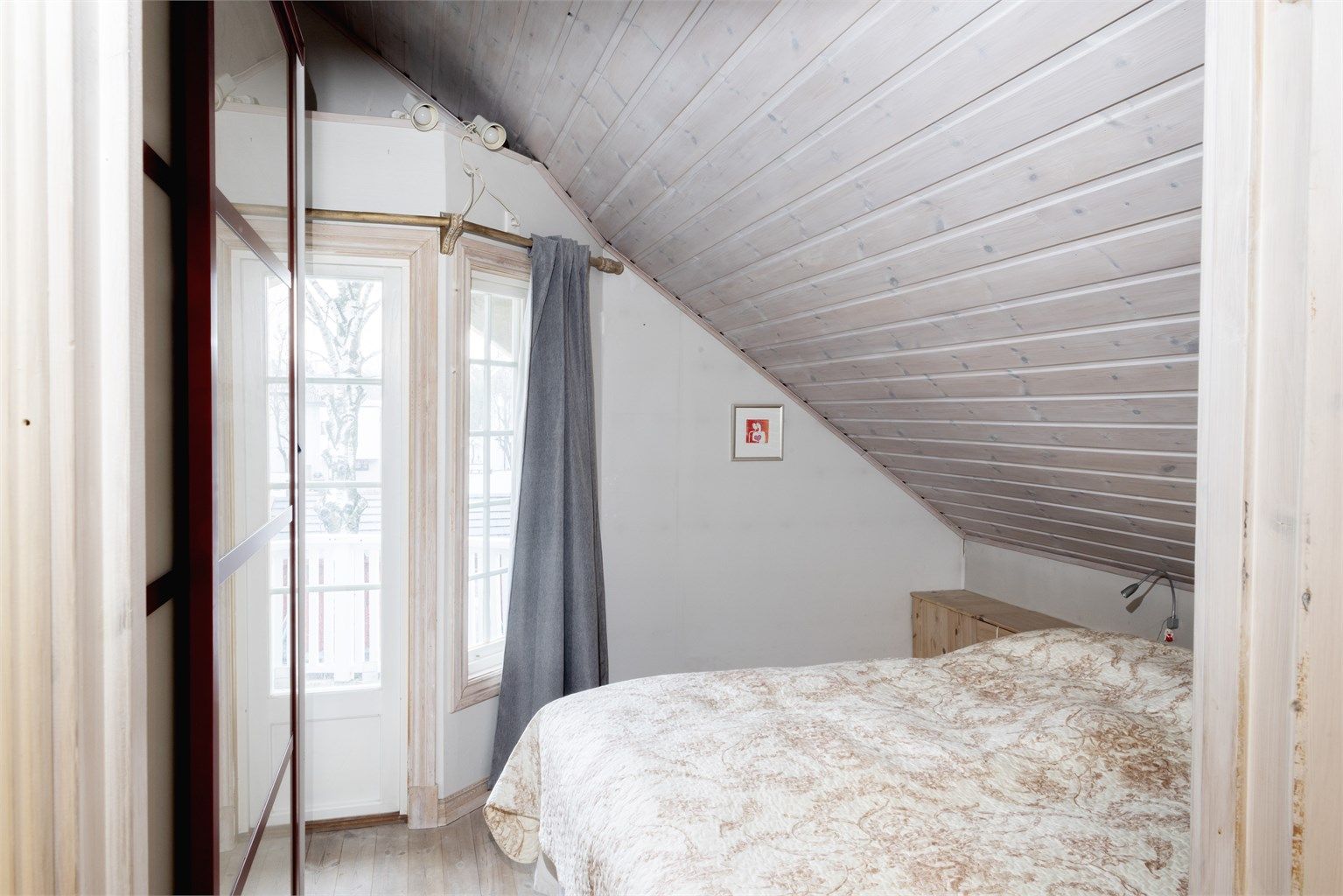 Soverommene er alle av gode størrelser, dette innredet med skyvedørsgarderobe.