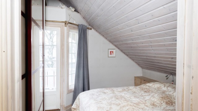 Soverommene er alle av gode størrelser, dette innredet med skyvedørsgarderobe.