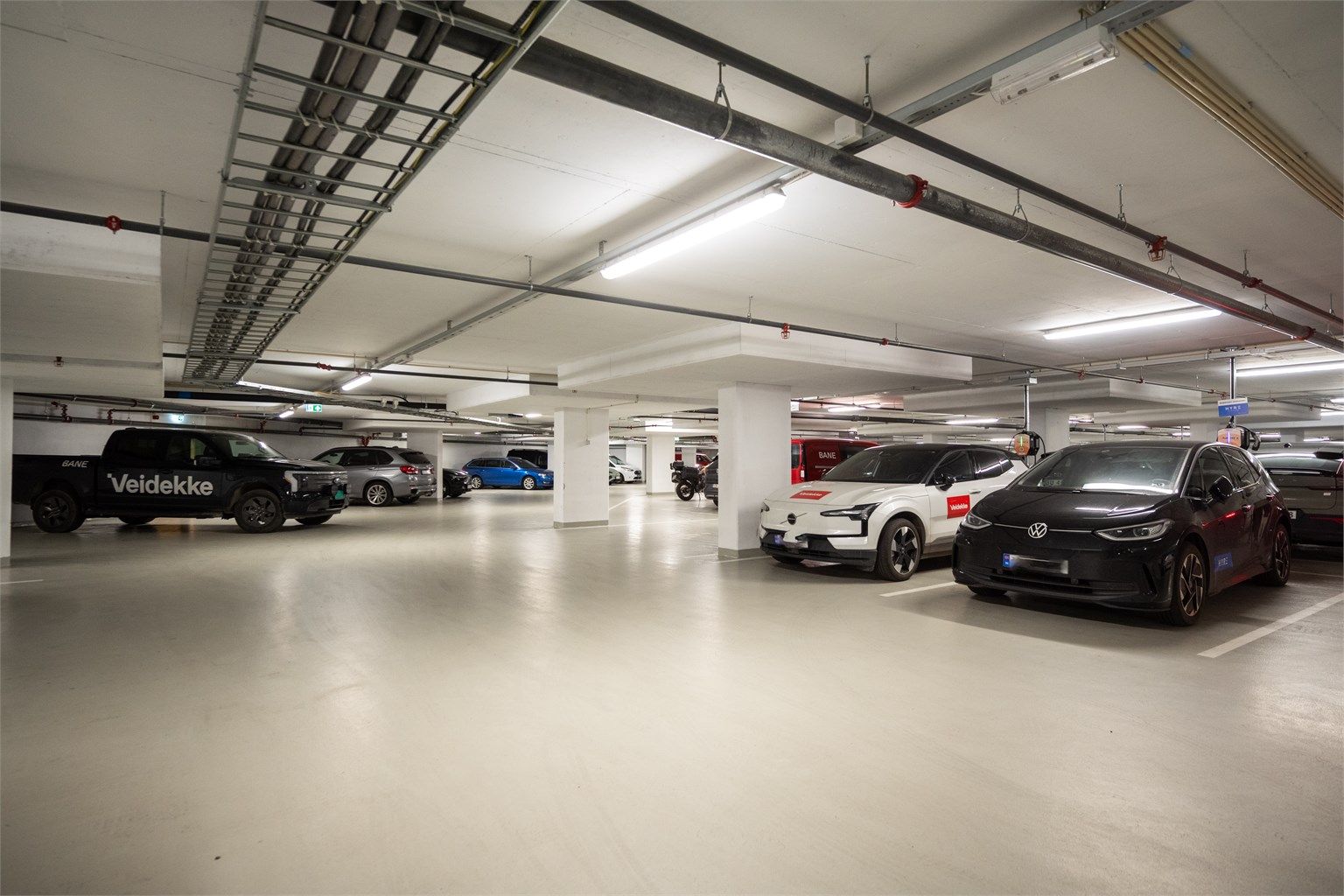 Andelseiere har mulighet til å leie parkeringsplass i anleggseiendommen under Ulvenplassen eierseksjonssameie (Standardveien 26) når det er ledig. Det tilbys kun utleie og ingen plasser er for salg. Det er mulighet for EL-bil lading mot betaling.