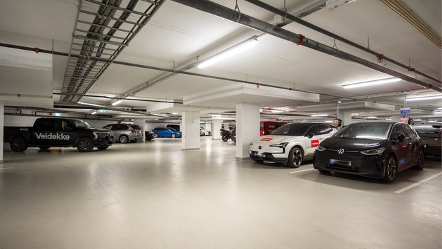 Andelseiere har mulighet til å leie parkeringsplass i anleggseiendommen under Ulvenplassen eierseksjonssameie (Standardveien 26) når det er ledig. Det tilbys kun utleie og ingen plasser er for salg. Det er mulighet for EL-bil lading mot betaling.