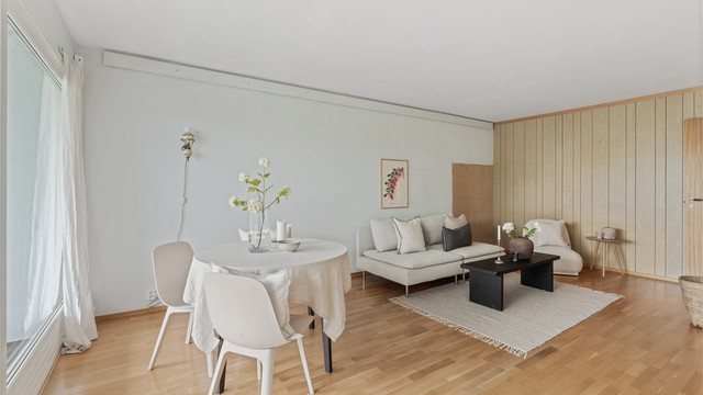 Stuen har god plass til både sofagruppe og spisebord.