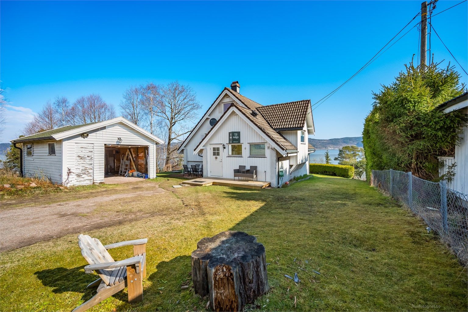 Frittstående garasje med god lagringsplass for bil, sykler og utstyr.