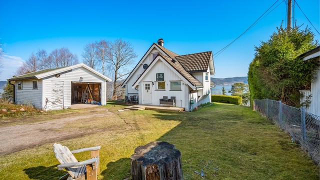 Frittstående garasje med god lagringsplass for bil, sykler og utstyr.