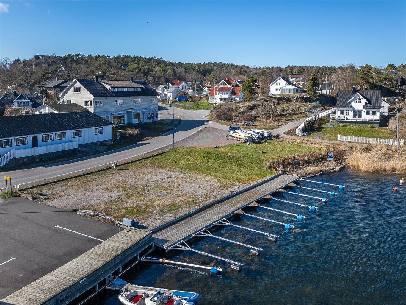 Tomten ligger på østsiden av Tjøme med holmer, skjær og Oslofjorden rett på utsiden. Med båt fra egen brygge er man straks ute i en av Norges flotteste skjærgårder. (Fotograf Kristian Bollæren/Fotofinish).