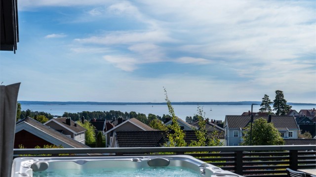 Her får du en innbydende bolig med fine kvaliteter og en beliggenhet som gir gode rammer for både hverdagsliv og avslappende dager hjemme.
