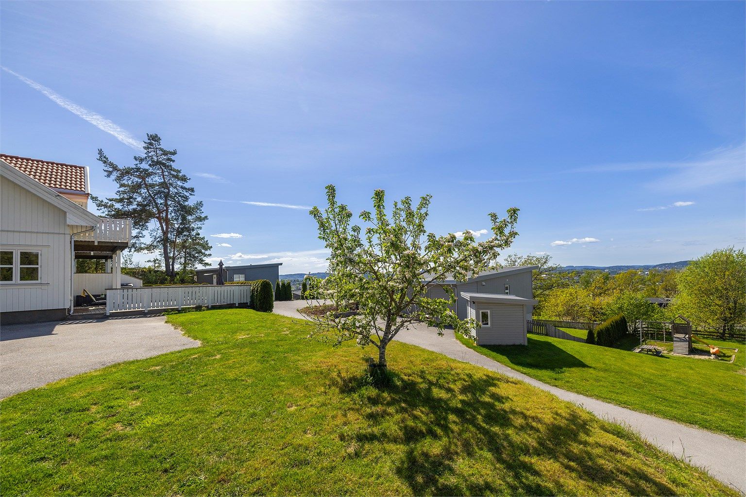  Eiendommen ligger innerst i en blindvei, skjermet for gjennomgangstrafikk. 