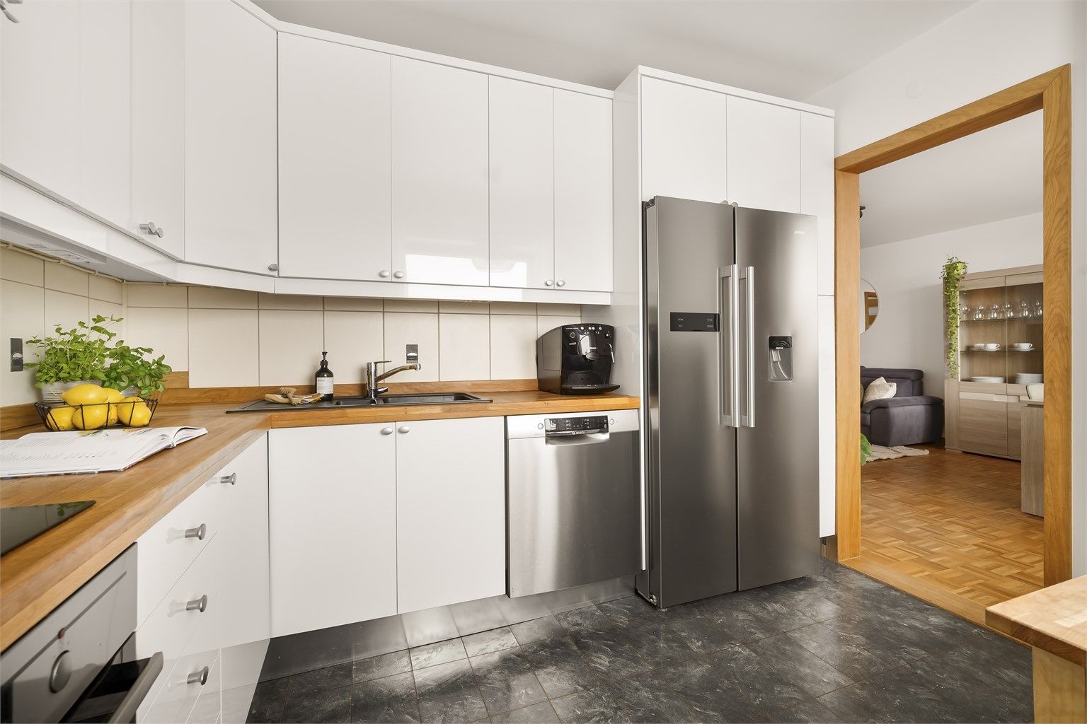 Hvitevarer medfølger. Se salgsoppgave for ytterligere informasjon.