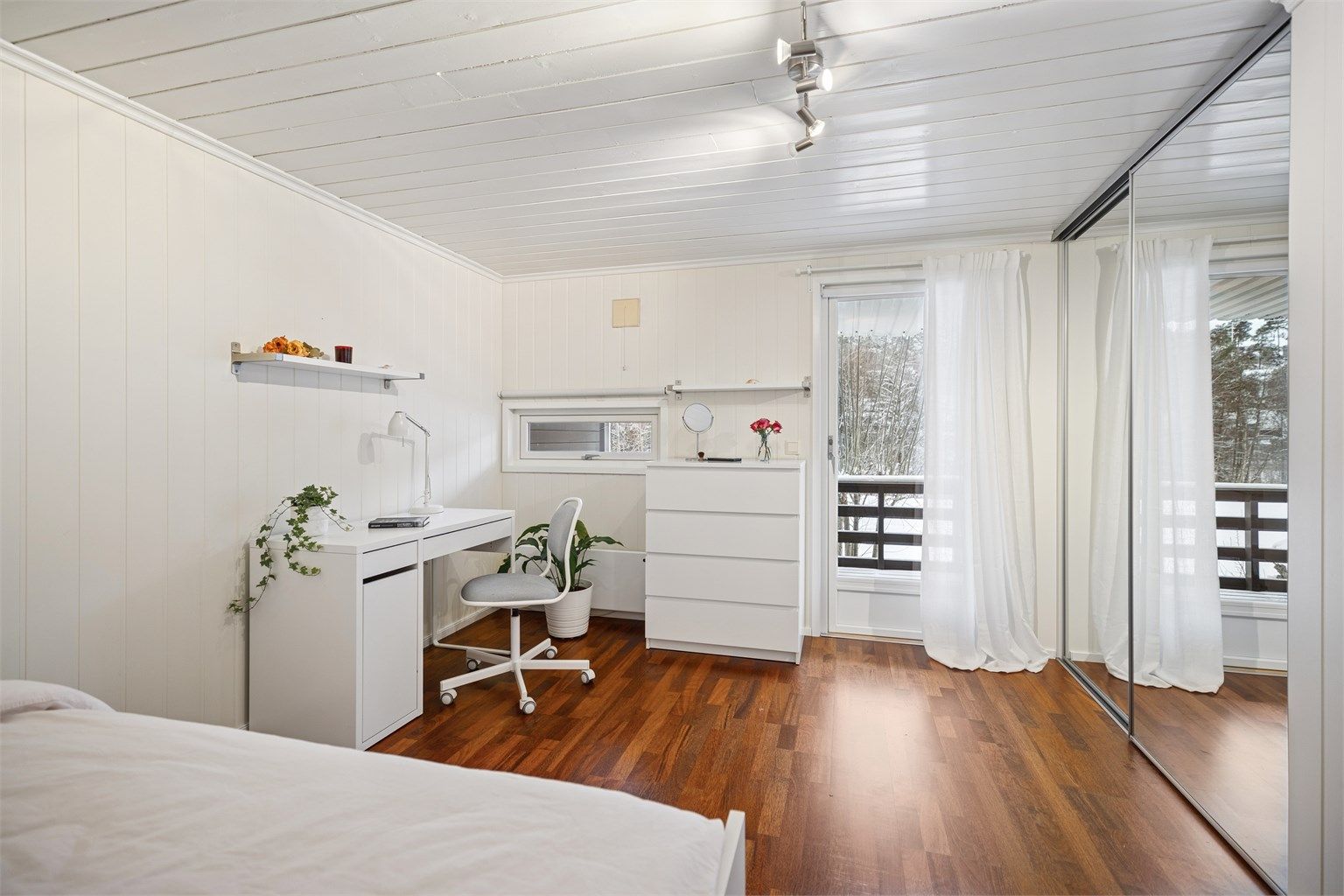 Boligens fjerde soverom ligger også i u. etasjen og har en stor, praktisk skyvedørsgarderobe med speildører, samt utgang til øst-vendt balkong.