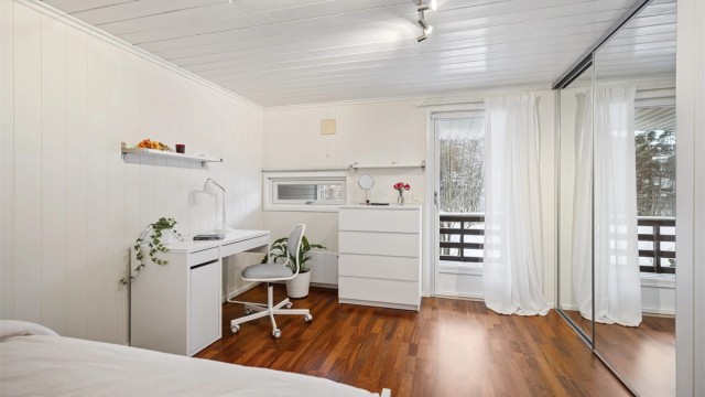 Boligens fjerde soverom ligger også i u. etasjen og har en stor, praktisk skyvedørsgarderobe med speildører, samt utgang til øst-vendt balkong.