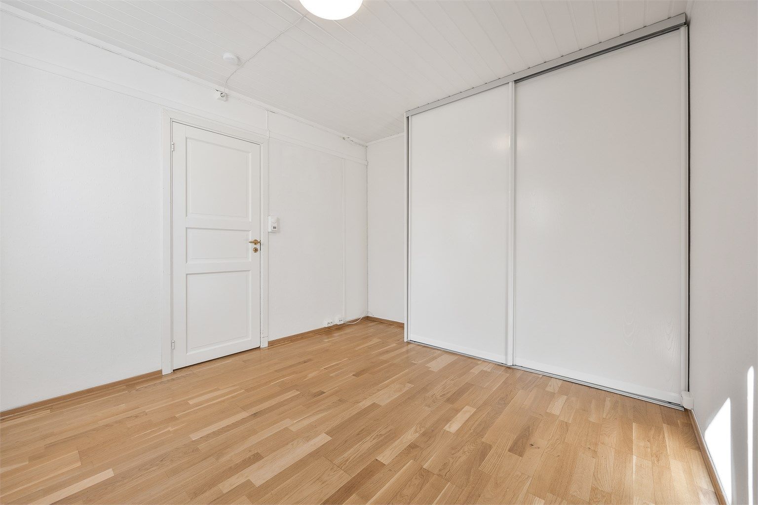 Garderober med skyvedører gir en arealeffektiv utnyttelse av rommet.