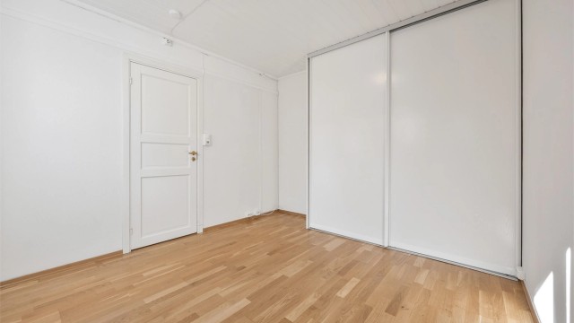 Garderober med skyvedører gir en arealeffektiv utnyttelse av rommet.