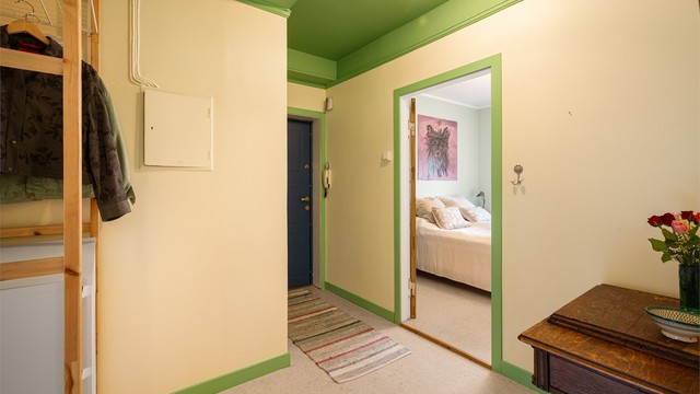 Romslig entré med god plass til å henge fra seg yttertøy og sette fra seg sko i garderobeløsningen.