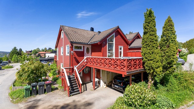 Leiligheten strekker seg over to etasjer og ligger fint til med en rolig og tilbaketrukken beliggenhet.