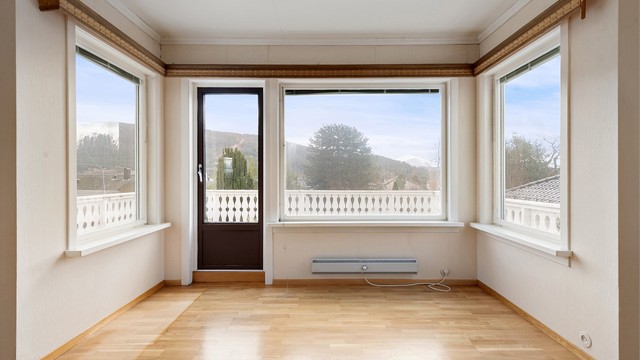 En karnappløsning gir stuen særpreg og ekstra lysinnslipp