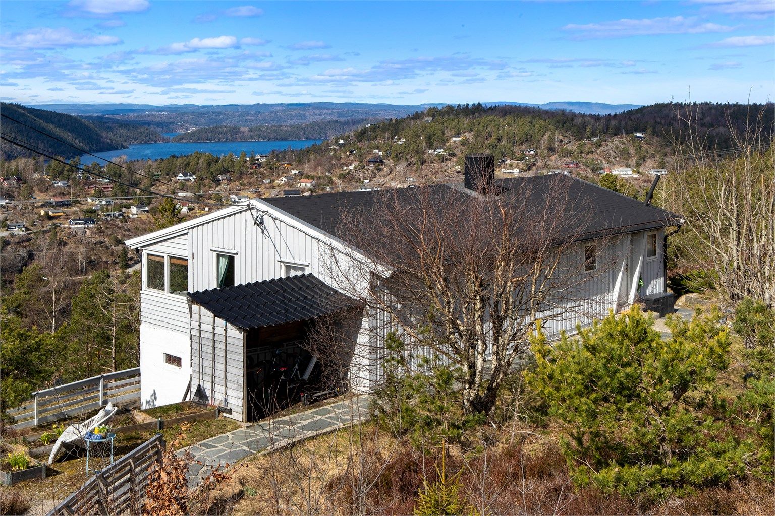 Bygningen er oppført i trekonstruksjon med tømmermannskledning.