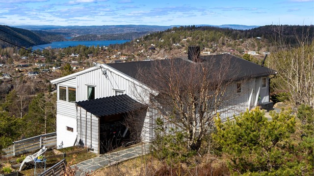 Bygningen er oppført i trekonstruksjon med tømmermannskledning.