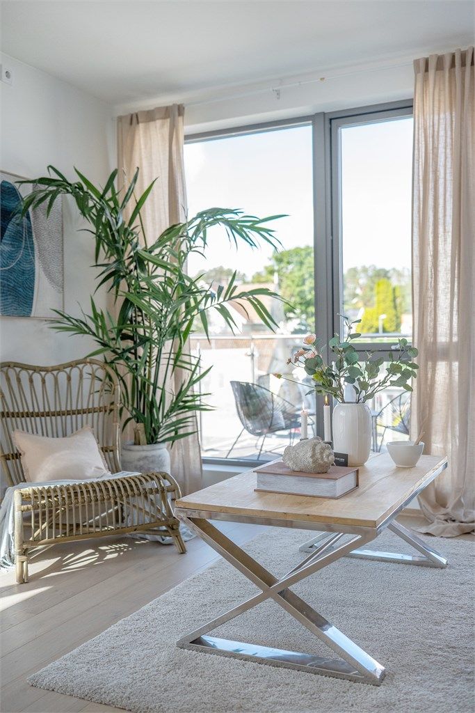 Store vindusflater slipper inn rikelig med dagslys.