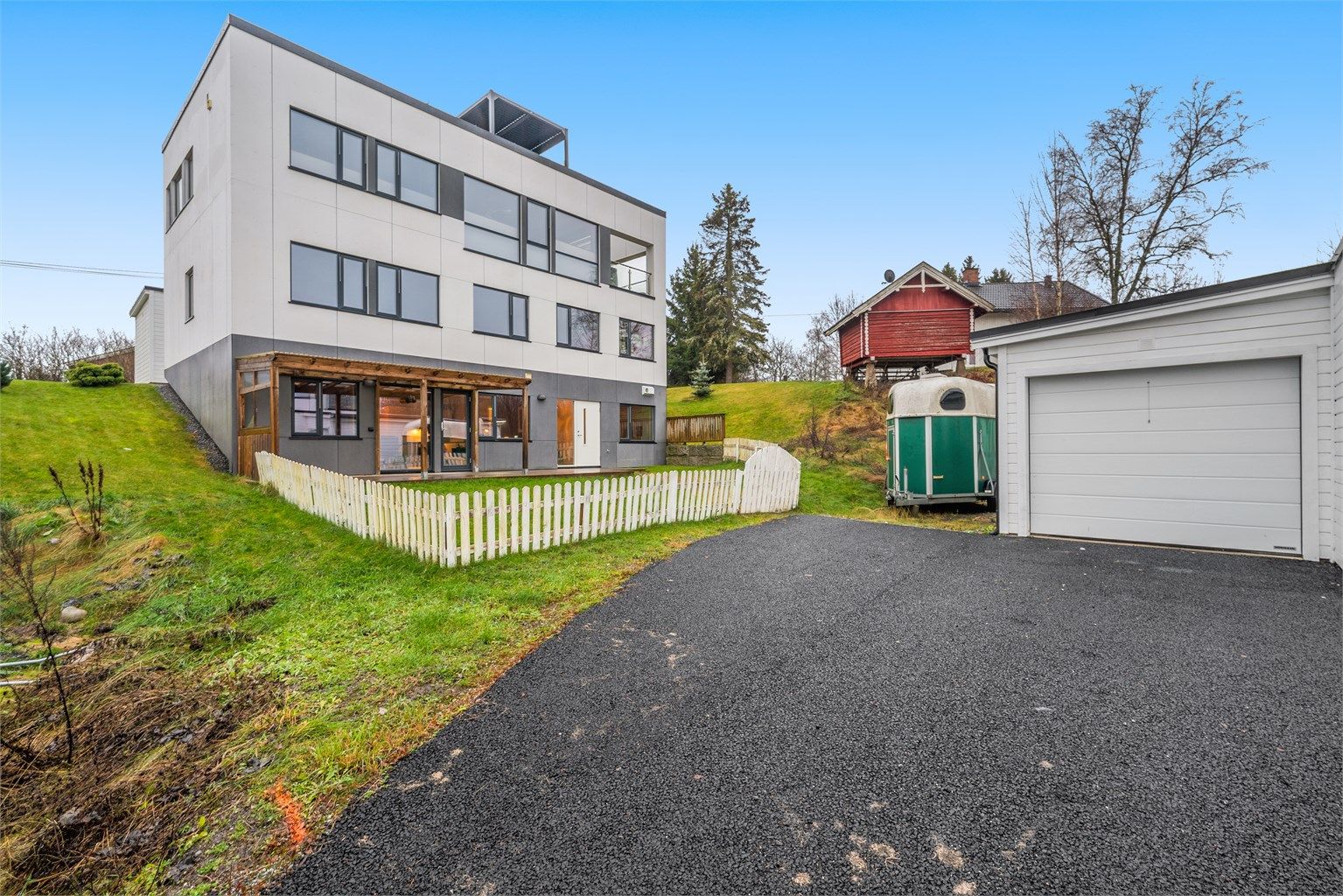 Terrasse og tilhørende hage. Det medfølger en garasjeplass. 